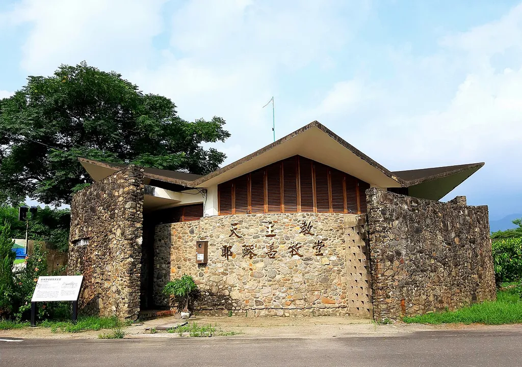 ​本教堂於1965年由德國道明會聘請德國建築師來臺規劃，並由玉環新村的浙江省玉環縣披山島移民（當時政府稱之為「大陳義胞」）與鄰近平埔馬卡道族合作興建，見證沿山公路多族群互動的生活記憶與歷史文化。 教堂擁有圓錐形本體，六角星形屋頂與取自來義溪畔的鵝卵石建材，風格獨具，2016年經屏東縣政府登錄歷史建築並加以整修。