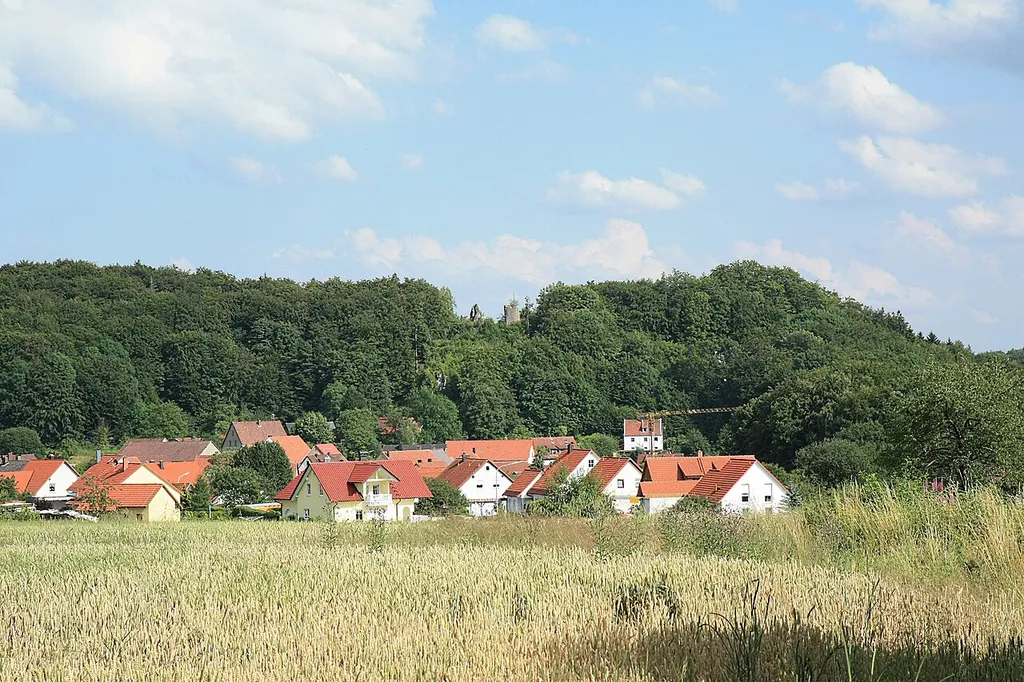Ansicht von Dorf und Burgruine Stierberg von Nordwesten.