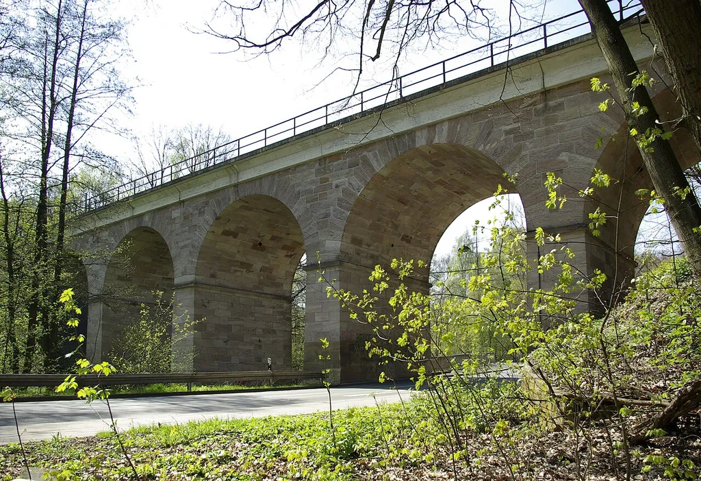 Burgfarrnbacher Viadukt der Bahnstrecke Nürnberg–Würzburg im Fürther Stadtteil Burgfarrnbach.