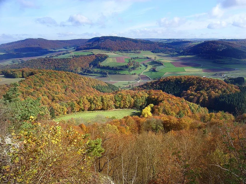 Herbst im hessischen Werra-Meißner-Kreis: Blick vom Holstein (Berg zwischen Weißenborn und Breitau in Sontra) in nordöstliche Richtung auf Boyneburg, Schickeberg und Erbberg (im Hintergrund v. l.); Teile der drei Erhebungen liegen im Naturschutzgebiet „Boyneburg und Schickeberg bei Breitau“.
