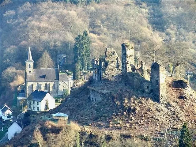 Historisches Ensemble: Ruine der Isenburg, altes Schulhaus, Pfarrkirche, im Hintergrund die Schildpforte. Aus dem Eigenbesitz des Fotografen, Digitalfotografie