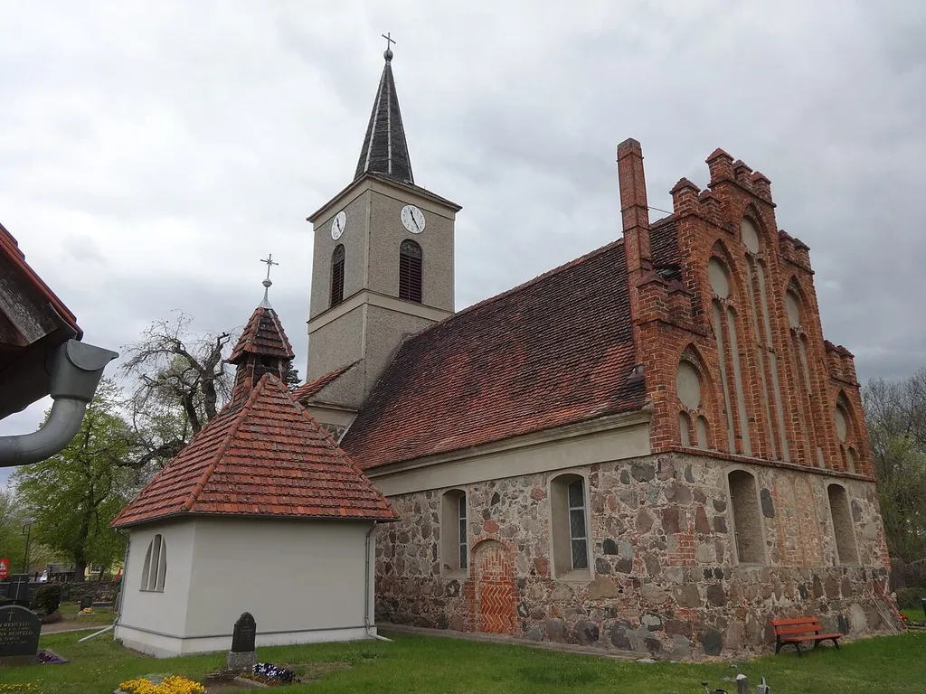 Die Dorfkirche Derwitz ist eine mittelalterliche Feldsteinkirche aus der Zeit um 1500. Im Innern befinden sich unter anderem ein Kanzelaltar, der auf das Jahr 1716 signiert ist sowie eine Orgel aus dem zweiten Viertel des 19. Jahrhunderts. Sie steht in Derwitz, einem Ortsteil der Stadt Werder (Havel) in Brandenburg.