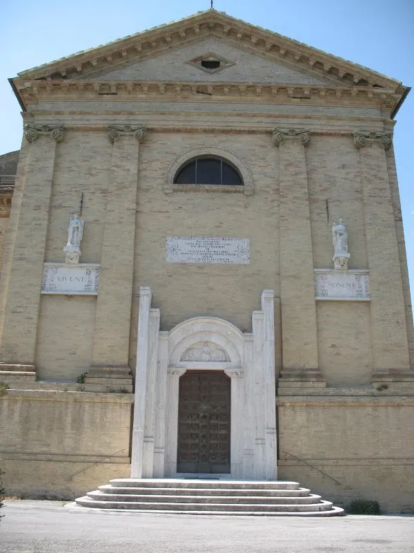 Facciata della Chiesa Conventuale di San Francesco di Montecarotto e Monumento ai caduti della Grande guerra di Vito Pardo