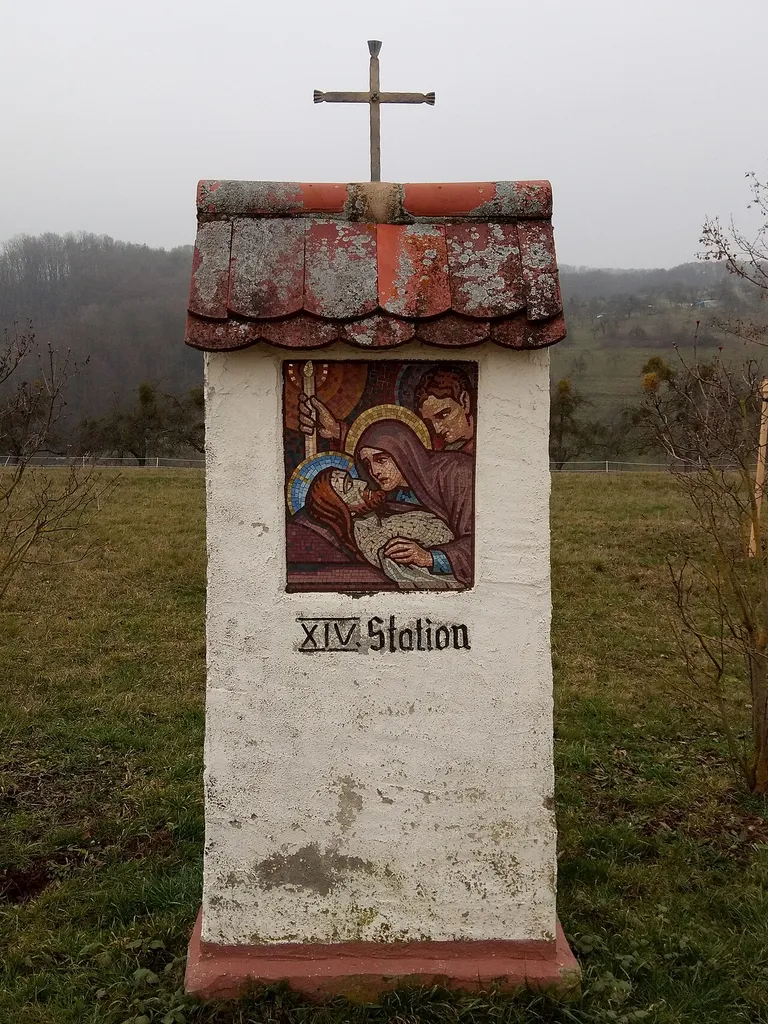 14 Kreuzwegstationen, verputzte Mauerblöcke mit dachförmiger Ziegelabdeckung und eiserner Kreuzbekrönung, auf der Vorderseite Mosaikbilder und darunter Stationsnumerierung, 1. Hälfte 20. Jahrhundert This is a picture of the Bavarian Baudenkmal (cultural heritage monument) with the ID D-6-76-128-9 (Wikidata)