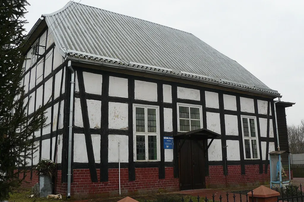 Chełst - rzymskokatolicki kościół filialny pw. Matki Boskiej Królowej Polski