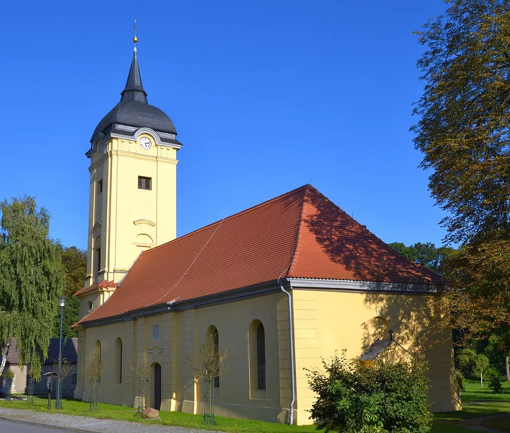 Baudenkmal Dorfkirche Prötzel. Die evangelische Kirche wurde 1697/1698 erbaut. Bei einem Brand im Jahre 1660 war der Vorgängerbau aus dem Jahr 1375 zerstört worden. Der Turm wurde 1770 umgebaut und so dem Neubau des Schlosses angepasst. Im Inneren befindet sich eine Kanzel aus der ersten Hälfte des 18. Jahrhunderts.