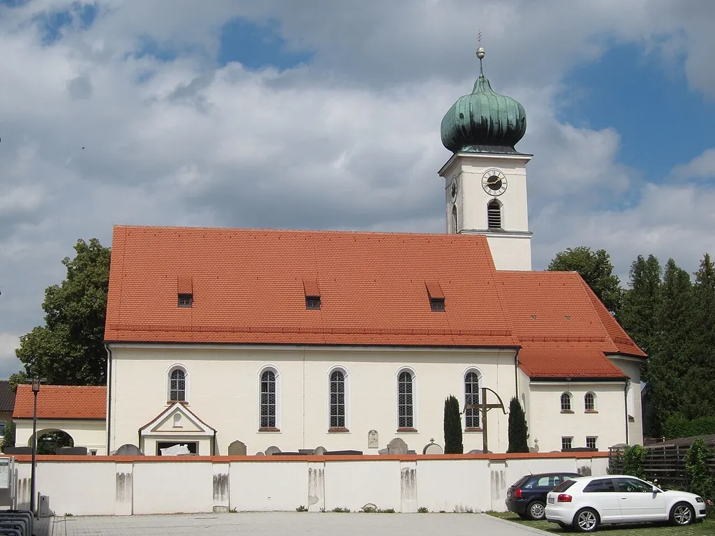 Hörlkofen, Erdinger Straße 10; Neue Katholische Pfarrkirche St. Bartholomäus, modern barockisierender Saalbau mit Zwiebelturm, 1925.
