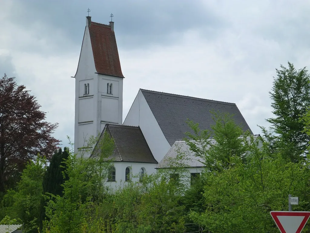 spätgotische Kirche um 1500, Ausbau 1723; mit Ausstattung.