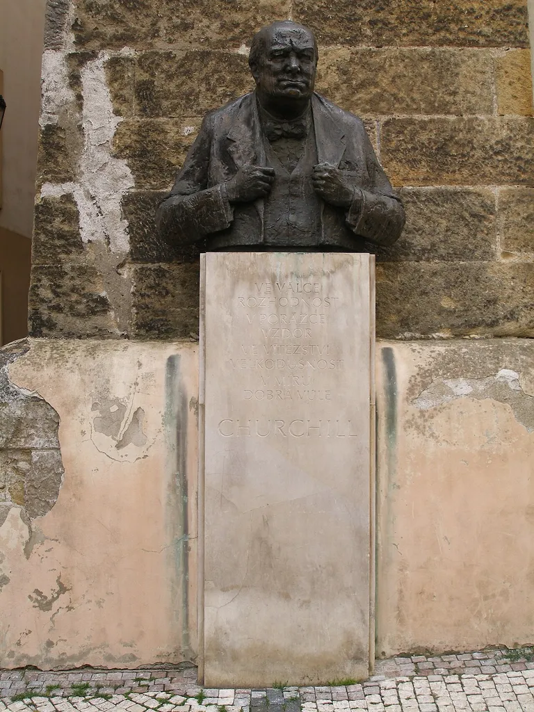 Pomník Winstona Churchilla v Thunovské ulici. Na podstavci je text „Ve válce rozhodnost, v porážce vzdor, ve vítězství velkodušnost, v míru dobrá vůle. Churchill“.