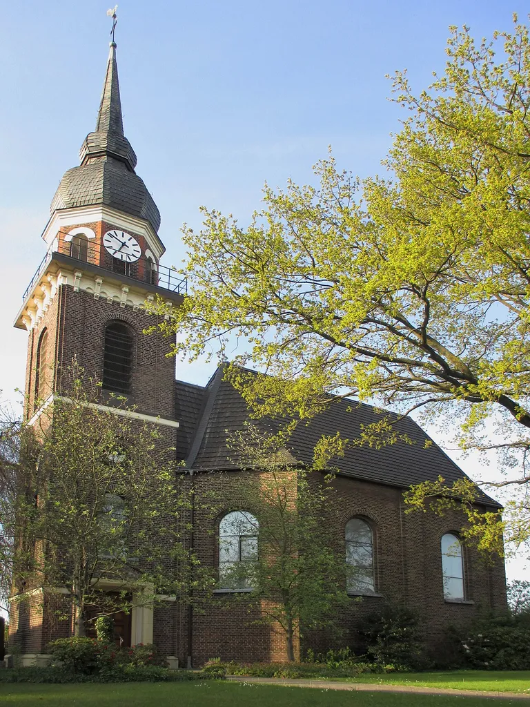 Die evangelische Kirche in Ringenberg wurde in der 2. Hälfte des 18. Jahrhunderts nach Plänen des holländischen Architekten Vierevandt aus Arnheim erbaut und 1754 geweiht.