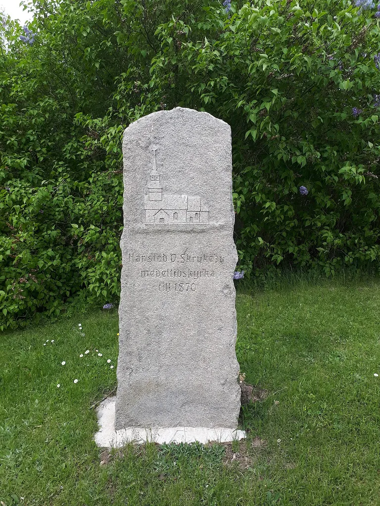 Inskription: Här stod V. Skrukeby medeltidskyrka till 1870.