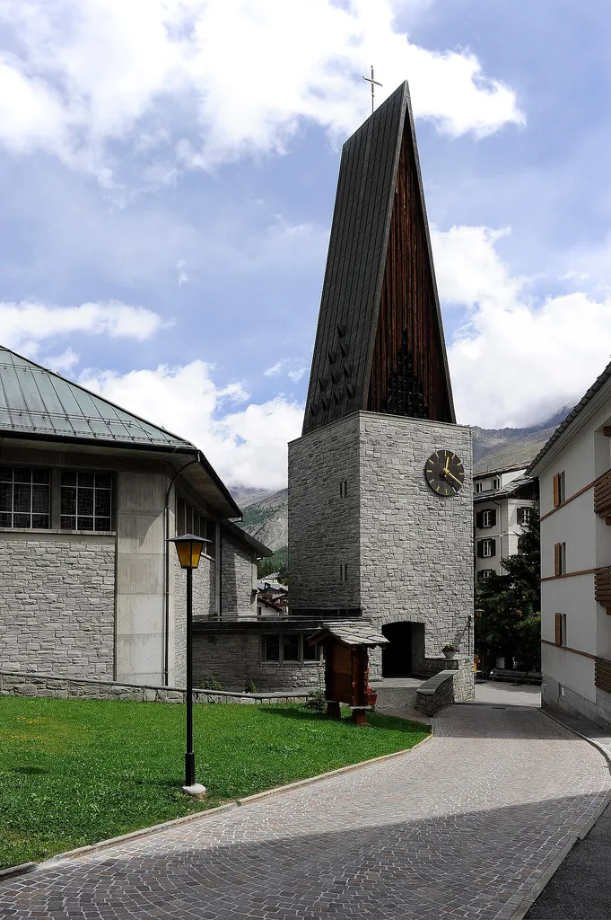 Blick auf die Herz-Jesu-Kirche im Ortskern von Saas-Fee, August 2011