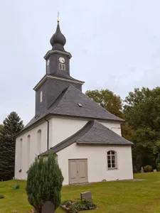 Kirche, Mauer des Kirchhofs, ehemalige Leichenhalle sowie Kirchhof Dorfstraße -