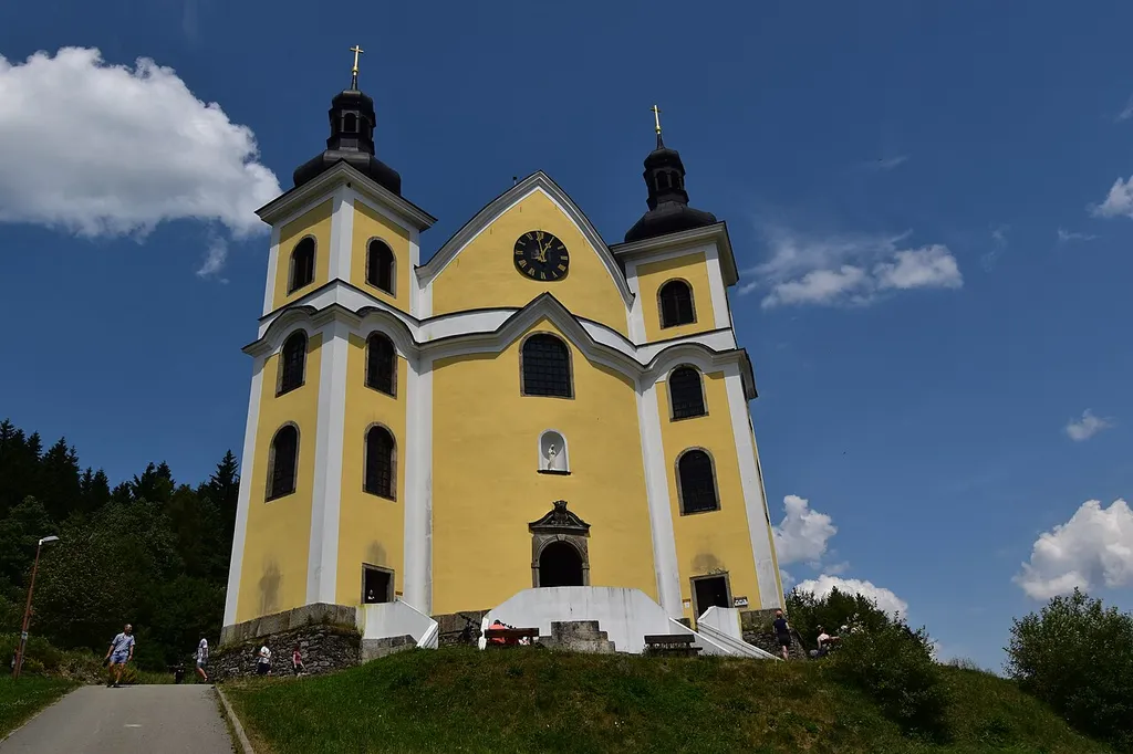 Neratov, poutní kostel, hlavní průčelí, stav 2025