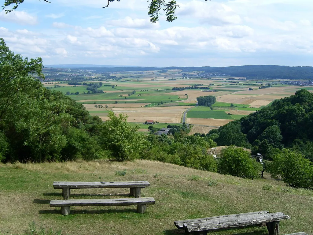 Blick von der Amöneburg auf das südöstliche Amöneburger Becken (Ohmtalsenke), den Vorderen (rechts die 405 und 407 m hohe Mardorfer Kuppe) und den "eigentlichen" Vogelsberg. Vor dem Vogelsberg ist das Basaltwerk Nieder-Ofleiden am Hang des 358 m hohen Hochberges (Nördliches Vogelsberg-Vorland) zu erkennen, rechts davon Homberg (Ohm).