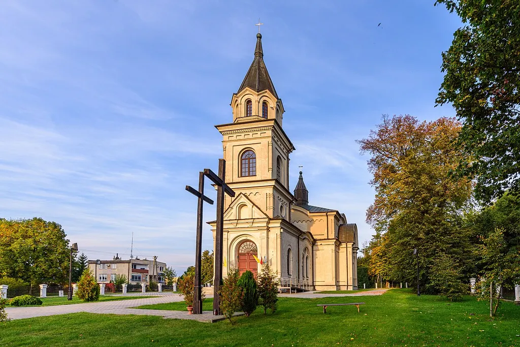 , Cerkiew prawosławna, ob. kościół rzym.-kat. św. Rajmunda, wraz z figurą Matki Boskiej Niepokalanej stojącą przed fasadą