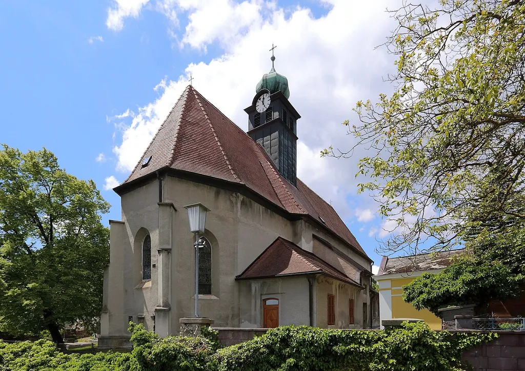Nordostansicht der katholischen Pfarrkirche hl. Michael in der niederösterreichischen Marktgemeinde Grünbach am Schneeberg. Eine spätgotische Saalkirche mit einem polygonal schließenden Chor und einem Dachreiter, der 1907 erneuert wurde.