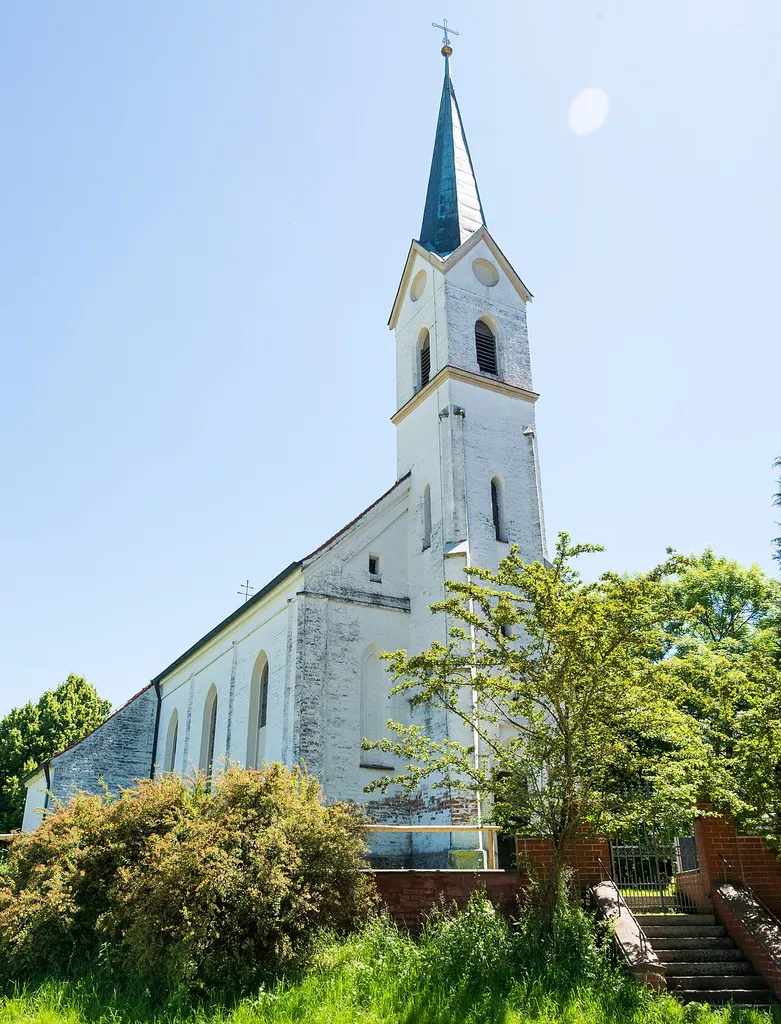 Katholische Kirche St. Benedikt: Saalkirche, Ziegelsteinbau, Chor spätgotisch, Ende 15. Jahrhundert, Langhaus und Turm neugotisch, Turm mit Spitzhelm, 1854; mit Ausstattung.