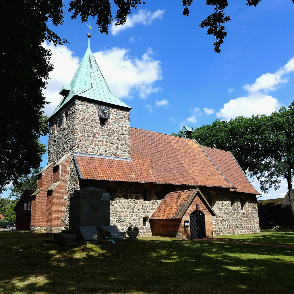 St. Laurentius ist eine Ev.-Luth. Kirche in Ohrdorf, Landkreis Gifhorn. Erbaut 1235 als Wehrkirche, der Kirchturm wurde in 1795 erneuert. Der Südeingang hat ein Liekhus (Leichenhaus), in welchem vor der Beerdigung die Verstorbenen aufgebahrt wurden. Die Feldsteinkirche war früher umgeben von einem Friedhof, heute sind auf dem Kirchhof noch einige alte Grabsteine und Grabplatten zu sehen. Aufnahmedatum 2016-07.