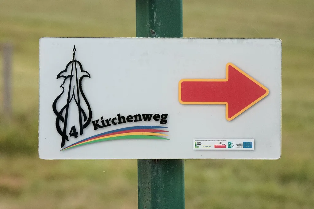 Feldkirchen bei Mattighofen (Bezirk Braunau am Inn): Wegweiser zum Vierkirchenweg beim Binderkreuz nächst Haiderthal