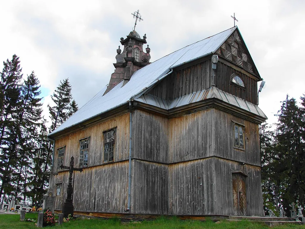 Kościół pw. Podwyższenia Krzyża św. (z 1758 r.), znajdujący się na cmentarzu grzebalnym w Sokołach