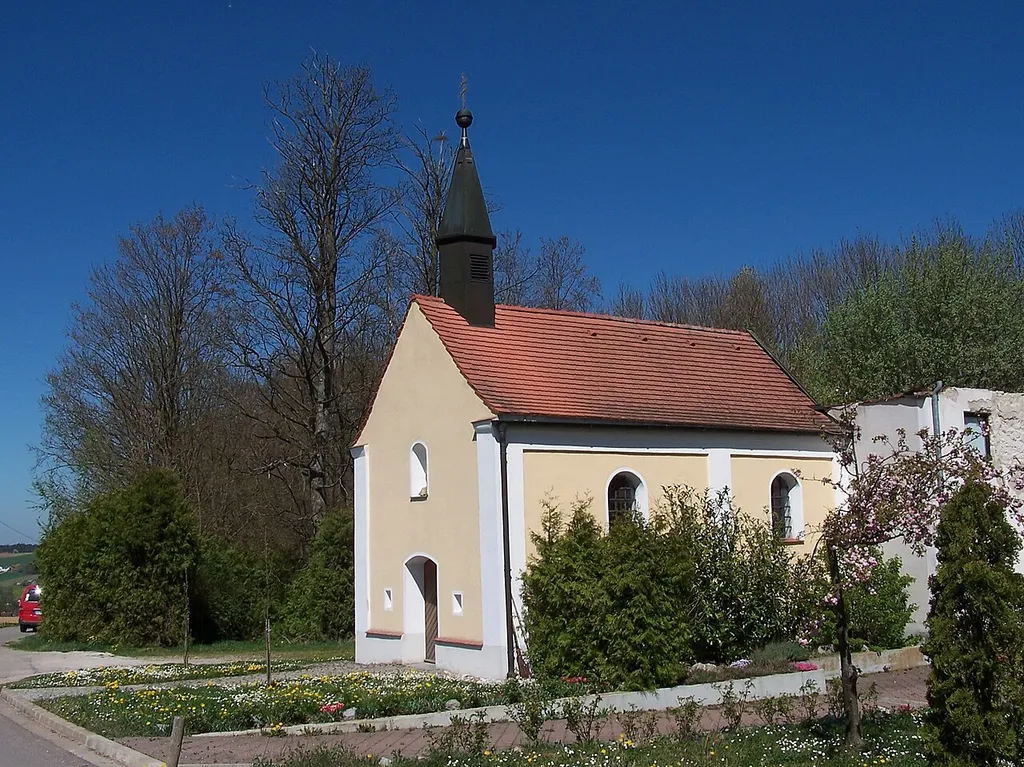 Mengkofen, Nähe Klausen. Kath. Wallfahrtskirche St. Redemptor, kleiner Saalbau mit nicht eingezogenem Chor und Dachreiter, um 1785 neu gebaut; mit Ausstattung.