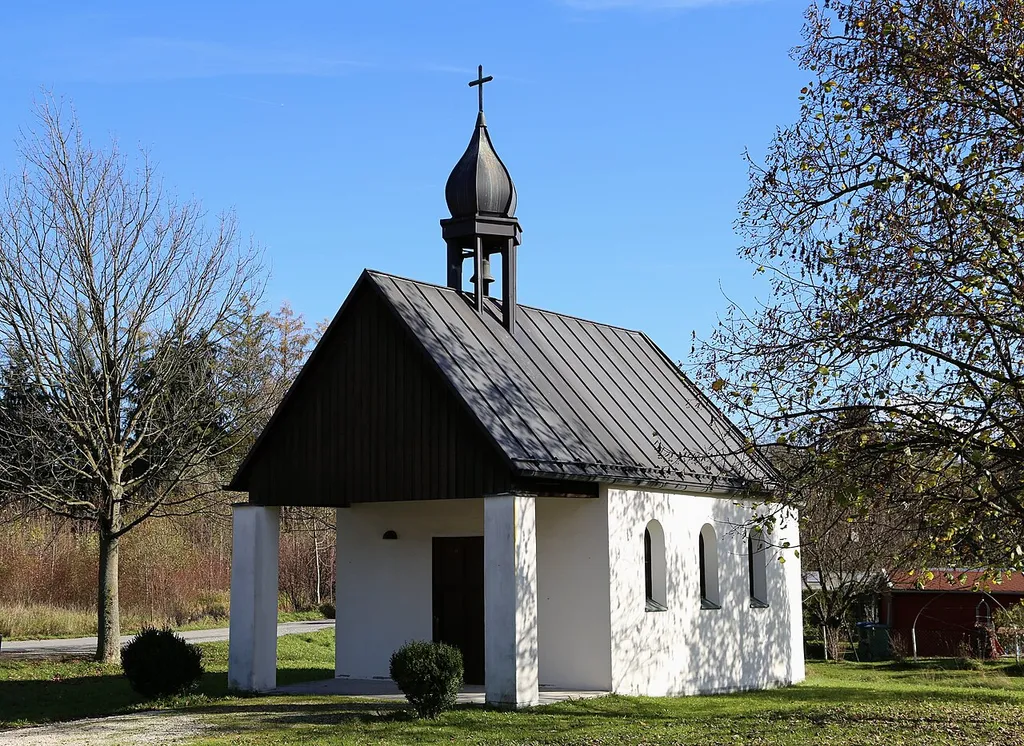 Wasseracker 3; Kath. Kirche St. Erasmus, kleiner Massivbau mit Steildach und Dachlaterne, nach 1961; mit barocker Ausstattung. This is a picture of the Bavarian Baudenkmal (cultural heritage monument) with the ID D-1-87-165-18 (Wikidata)