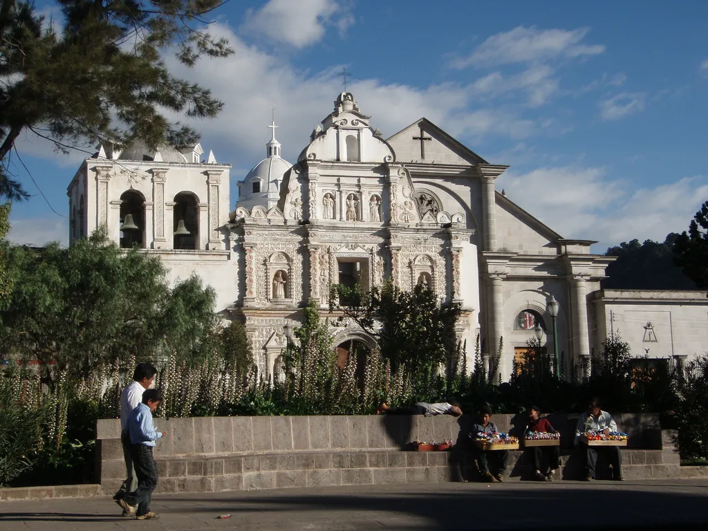 Catedral de Quetzaltenango, con su vieja fachada y con su nueva fachada.