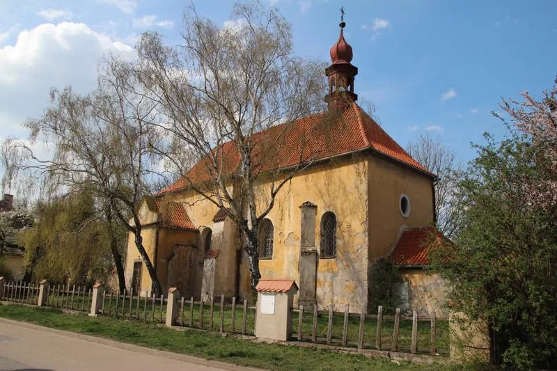 Jižní pohled na kostel sv. Bartoloměje v Dřevčicích přibližně z rok 2005