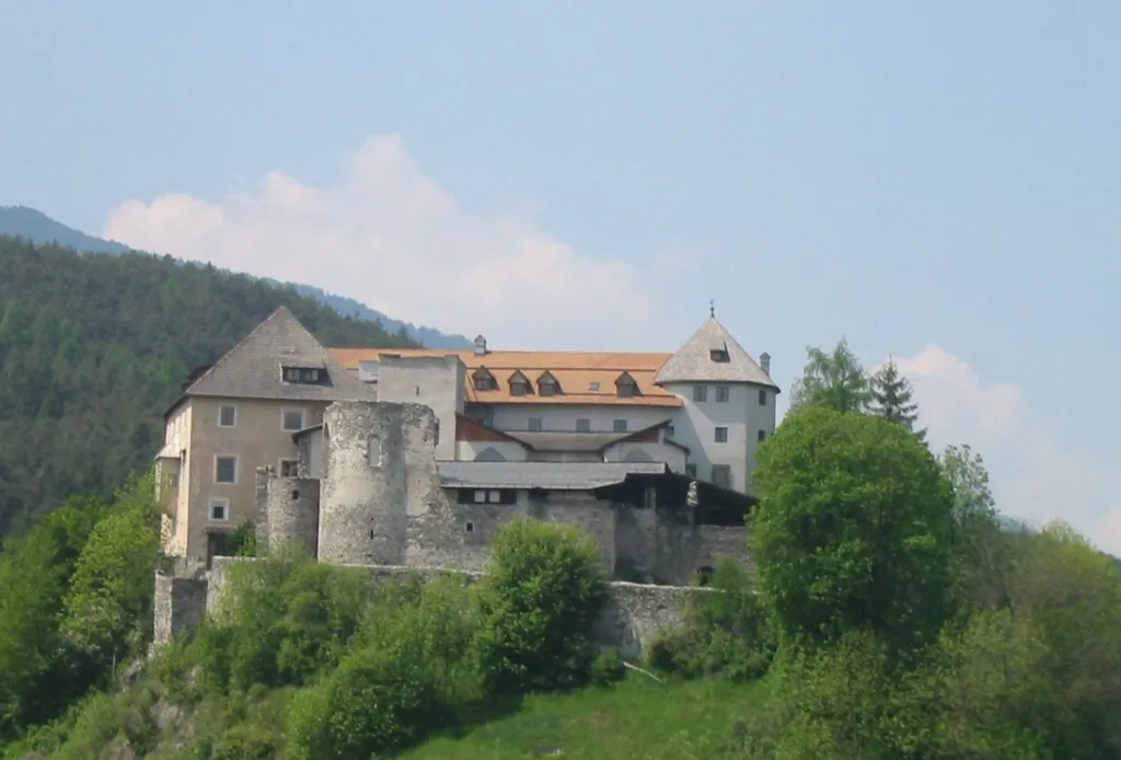 This media shows the cultural heritage monument with the number 17010 in South Tyrol. (Wikidata) Sonnenburg/Castel Badia