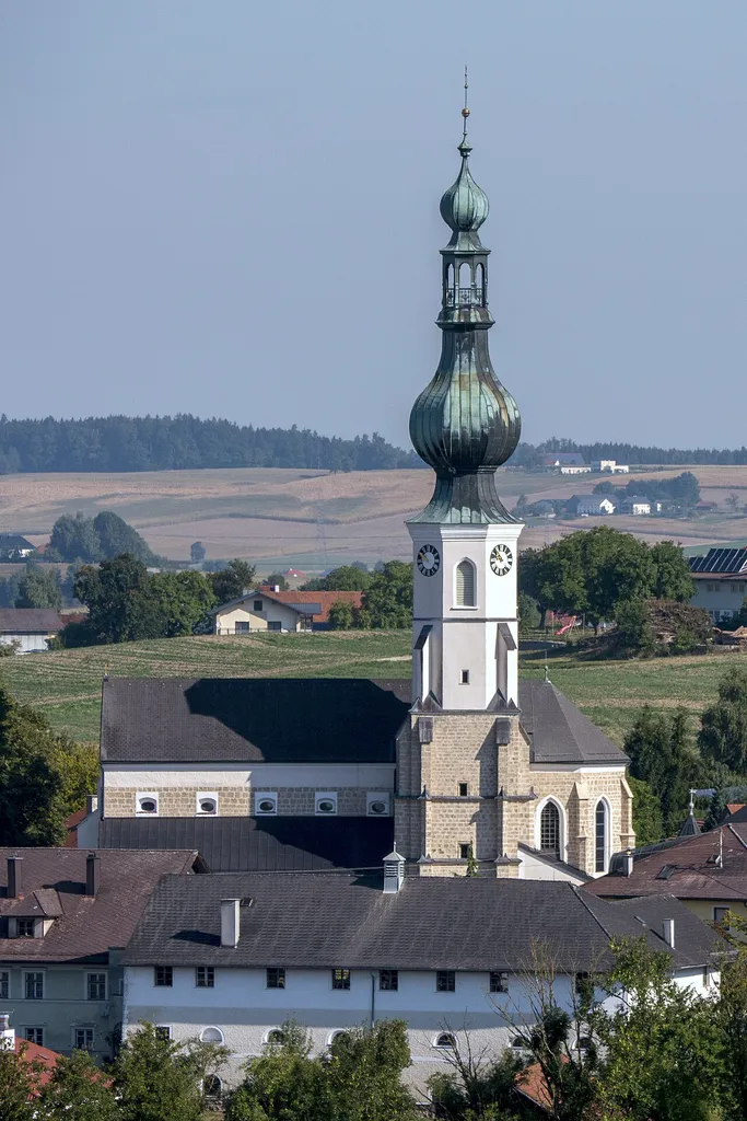 Kath. Pfarrkirche Mariä Himmelfahrt und ehem. Kirchhof