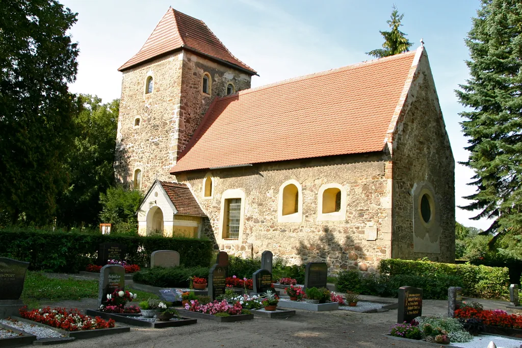 Die romanische Feldsteinkirche in Scheuder, einem Teil der Stadt Südliches Anhalt in Sachsen-Anhalt.