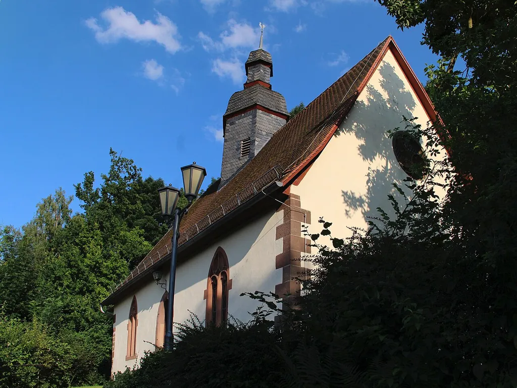 Kirche - Nordwestliche Ansicht mit Friedhofstor im Vordergrund