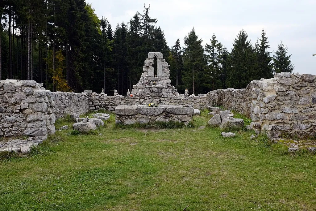 Ruiny kostela sv. Mikuláše pod Krudumem, Slavkovský les, okres Sokolov