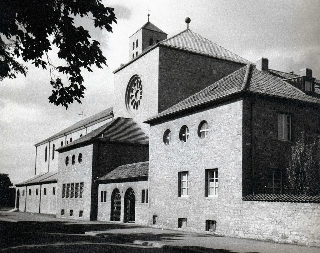 Pfarrkirche und Pfarrhaus von der Zu-Rhein-Straße aus