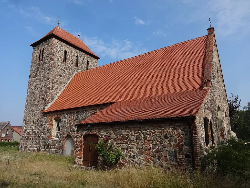 Die Dorfkirche in Dahlewitz ist eine Feldsteinkirche aus dem 13. Jahrhundert, die im 17. Jahrhundert barock überformt wurde. Im Innern befindet sich eine Ausstattung, die im Wesentlichen aus dem Jahr 1861 stammt.