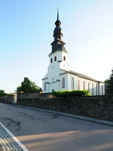 Kirche, Kirchhof samt hoher Einfriedungsmauer, Denkmal für die Gefallenen des Ersten Weltkrieges und Gedenktafel 1870/71 an Ostmauer des Turms Mittlere Dorfstraße -