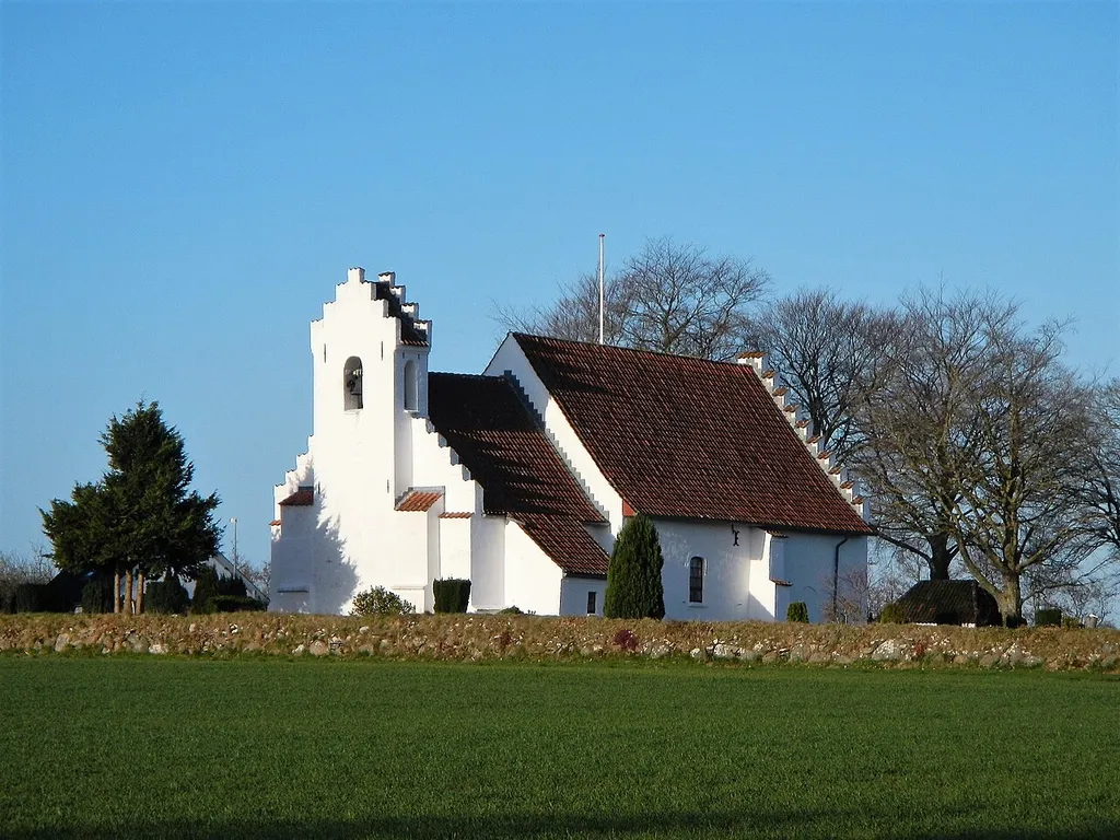 Skelund Kirke set fra banestien Hadsund Gistrup