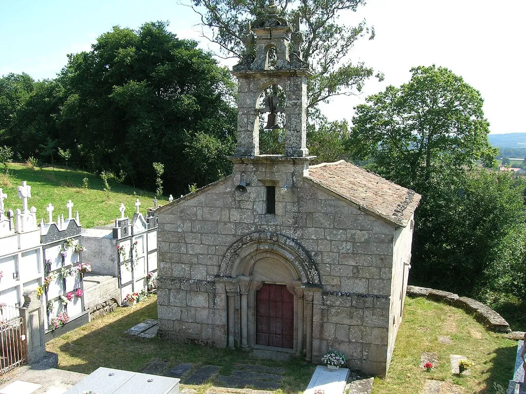 Iglesia parroquial que conserva casi íntegra su fábrica románica original.