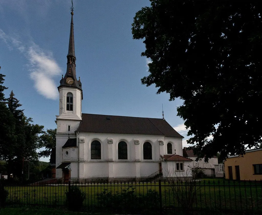Opolno-Zdrój - dawny kościół ewangelicki, obecnie rzymskokatolicki filialny pw. Narodzenia NMP (zabytek nr A/1060 z 19.05.2008) Zdjęcie jako meldunek, że kościół stoi. Nie było czasu na więcej.