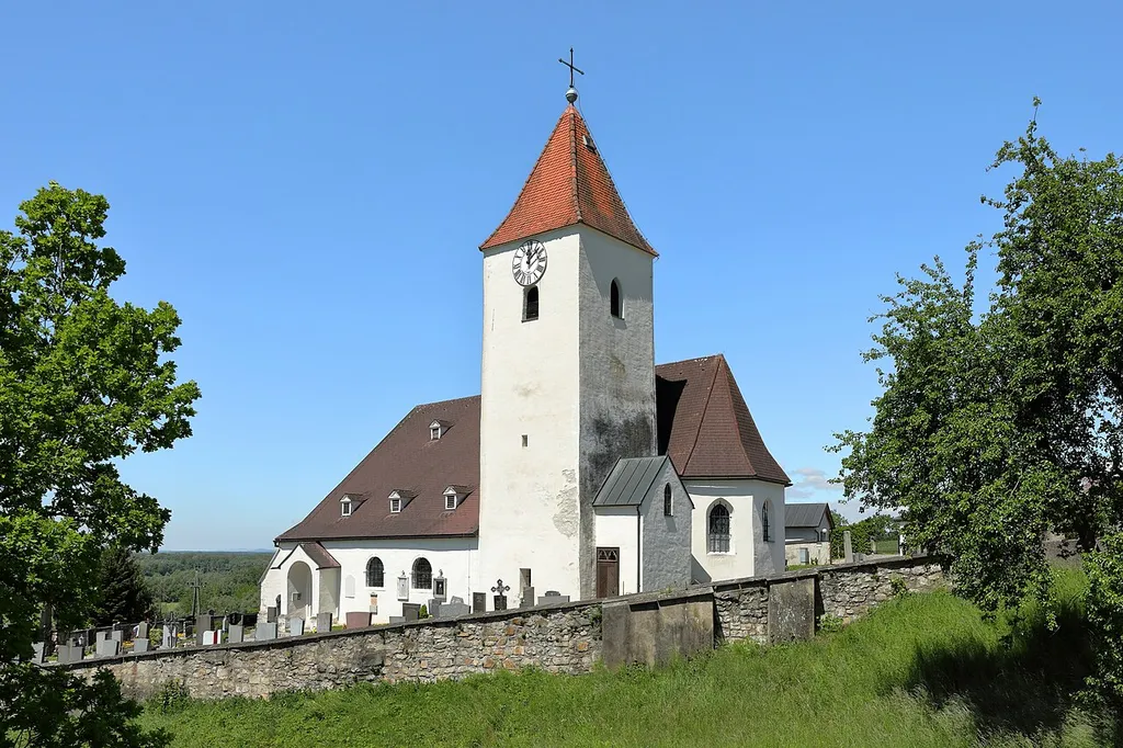 Südostansicht der Pfarrkirche hl. Nikolaus in Ardagger Markt, ein Ortsteil der niederösterreichischen Marktgemeinde Ardagger.Die Kirche befindet sich hoch über dem Ort und ist von einem Friedhof umgeben. Der Sakralbau ist romanischen Ursprungs, hat einen gotischen Chor und einen massiven mittelalterlichen Südturm.