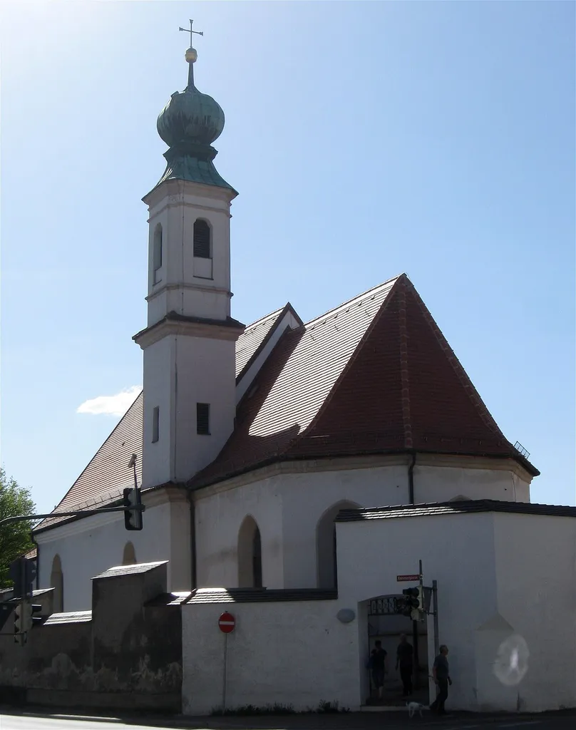Prinz-Ludwig-Straße 1; Friedhofskirche, Kath. Gottesackerkirche St. Mariae Himmelfahrt, spätgotischer Saalbau mit polygonalem Chorabschluß und westlichem Vorbau, 1543-45, Westteil und Turm sowie Barockisierung 1708; mit Ausstattung. D-1-78-124-179