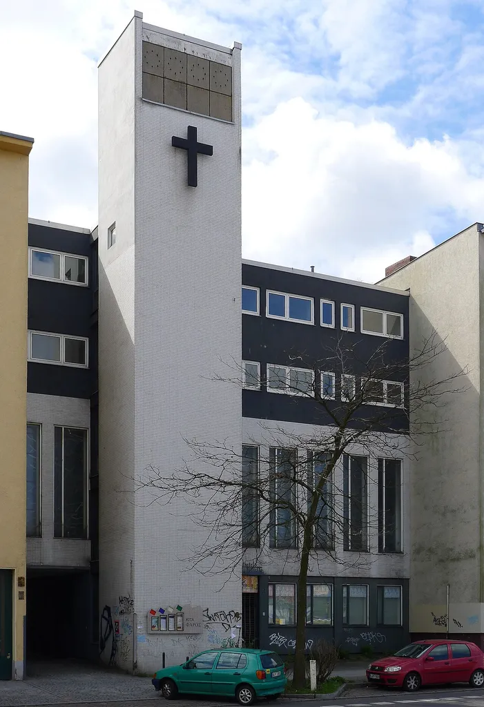 Blick auf die Kirche von der Straße