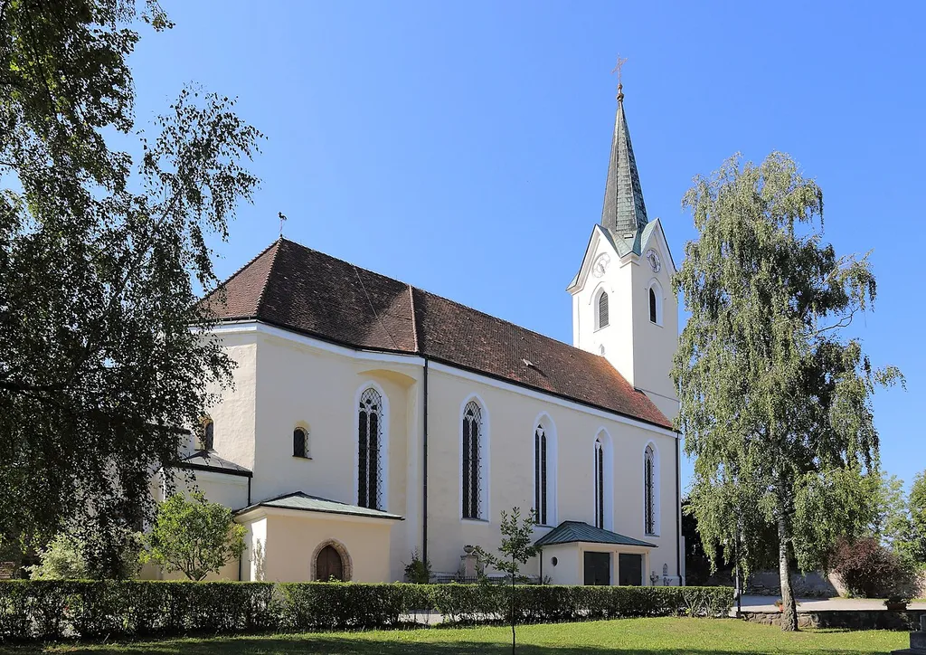 Nordansicht der (alten) Pfarrkirche der niederösterreichischen Stadt Wieselburg. Langhaus und Turm wurden um 1500/1555 errichtet und der ottonische Zentralbau mit aufgesetztem Oktogon aus dem 10. Jahrhundert als Chor adaptiert.