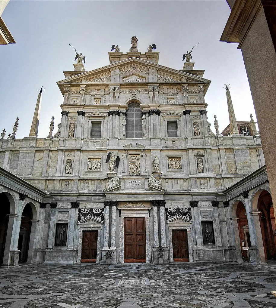 Facciata della chiesa di Santa Maria dei Miracoli, a Milano.