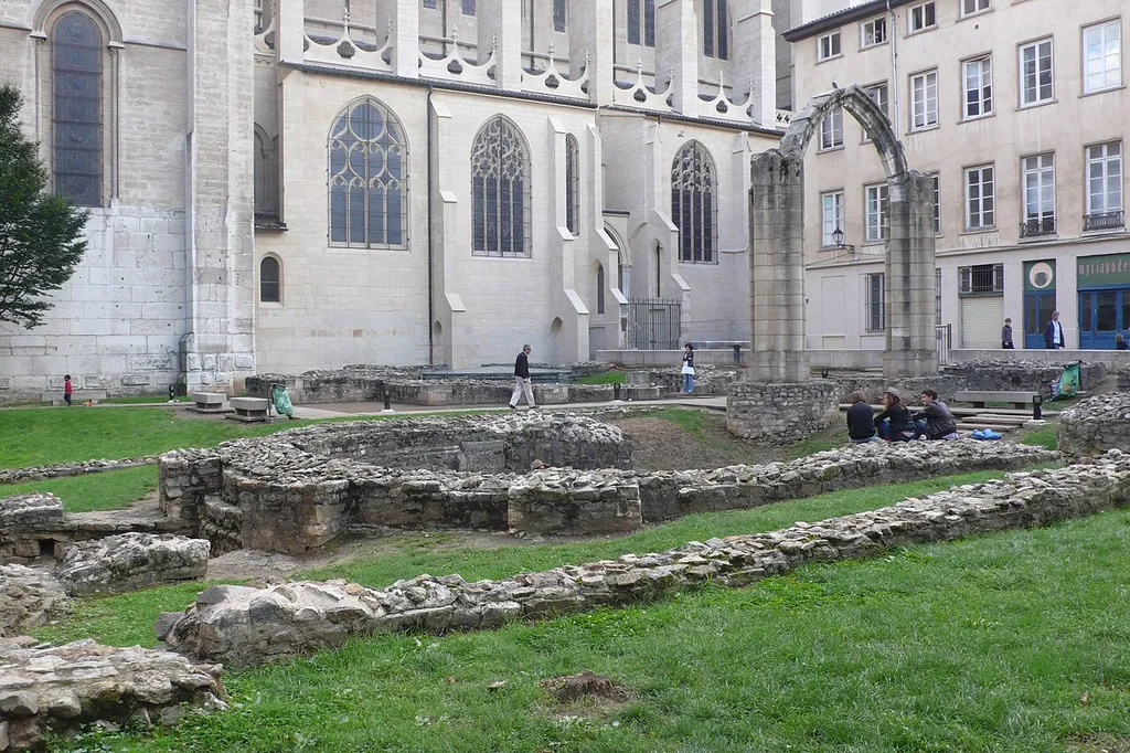 Groupe épiscopal en rive droite de la Saône (rue de la Bombardé, rue des Estrées, F-69005 Lyon). Daté du 4e s., au 5e s. il devient le nouveau centre monumental de Lugdunum et le siège officieux du pouvoir politique local.