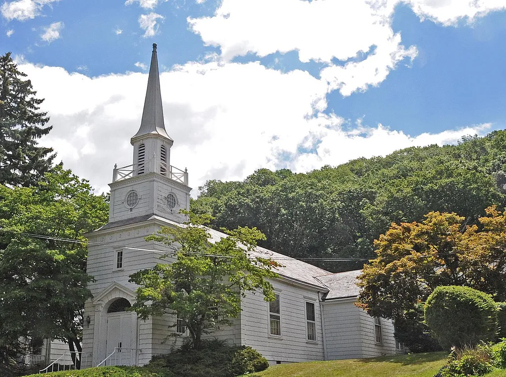 ORGANIZED IN 1839 BUT THIS CHURCH WAS BUILT IN 1946 IN THE WREN-GIBBS COLONIAL REVIVAL STYLE. IT IS HOME TO THE OLDEST CONGREGATION IN PIERMONT