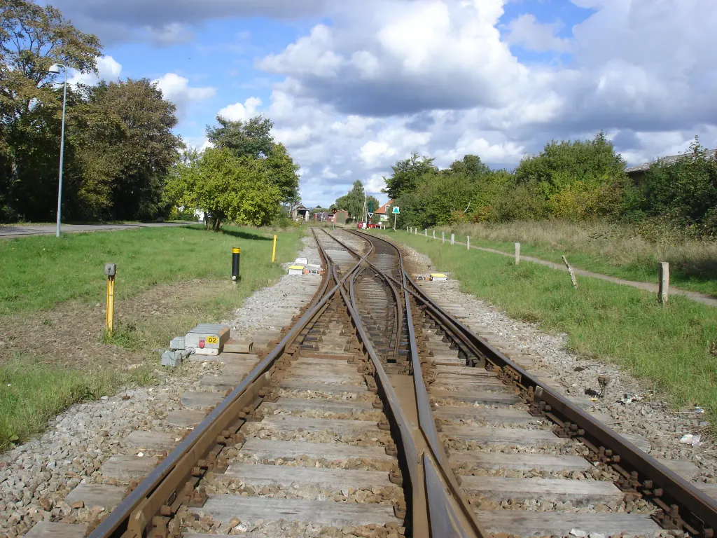 Den eksisterende Høng-Tølløse Jernbane grener fra Slagelse-Værslev-banen N for Høng Station