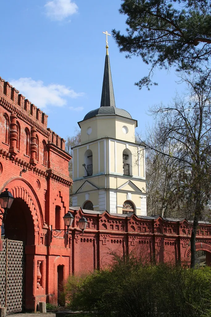 Glockenturm der Kirche der Schutz und Fürbitte Mariä zu Pokrowskoje-Glebowo, Moskau