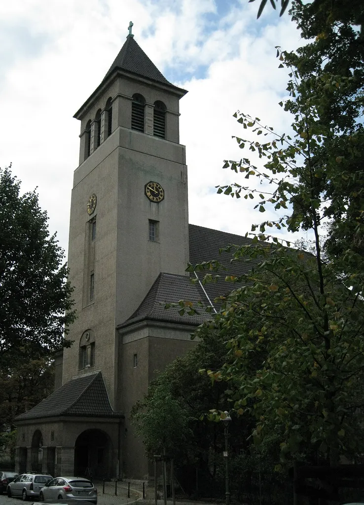 Turm mit Eingangsvorhalle der Glaubenskirche Berlin-Tempelhof